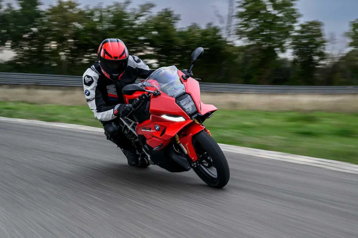 Novità BMW F 450 RR: la sportiva con il DNA della S 1000 RR per la patente A2 [VIDEO & GALLERY] (12)