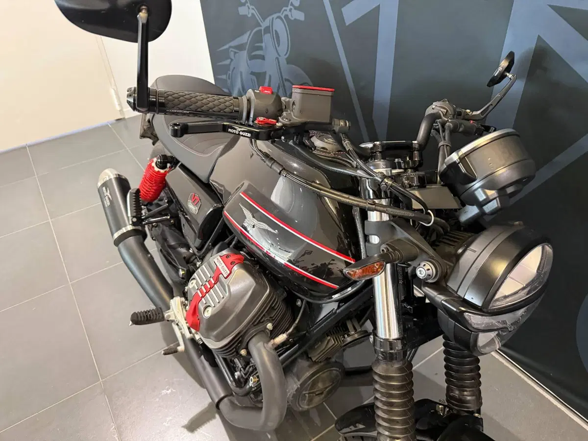 Moto Guzzi V7 Stone Special Edition (2022 - 25) (2)