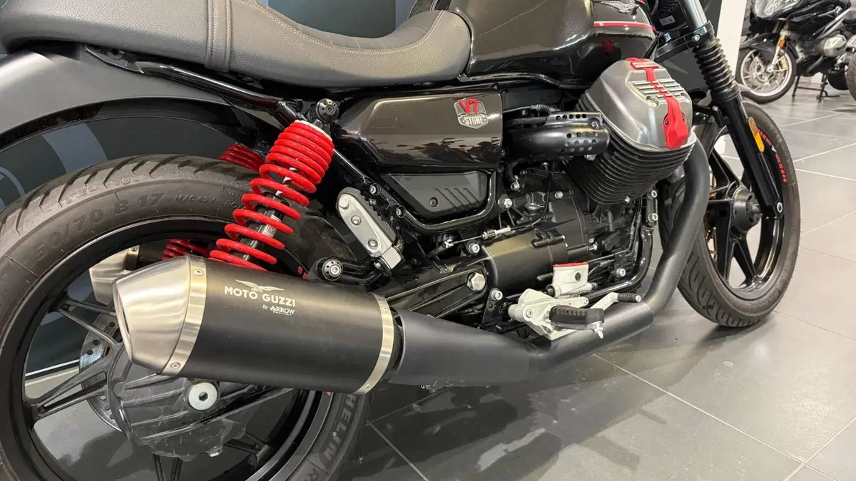 Moto Guzzi V7 Stone Special Edition (2022 - 25) (3)