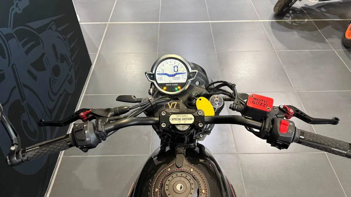 Moto Guzzi V7 Stone Special Edition (2022 - 25) (4)