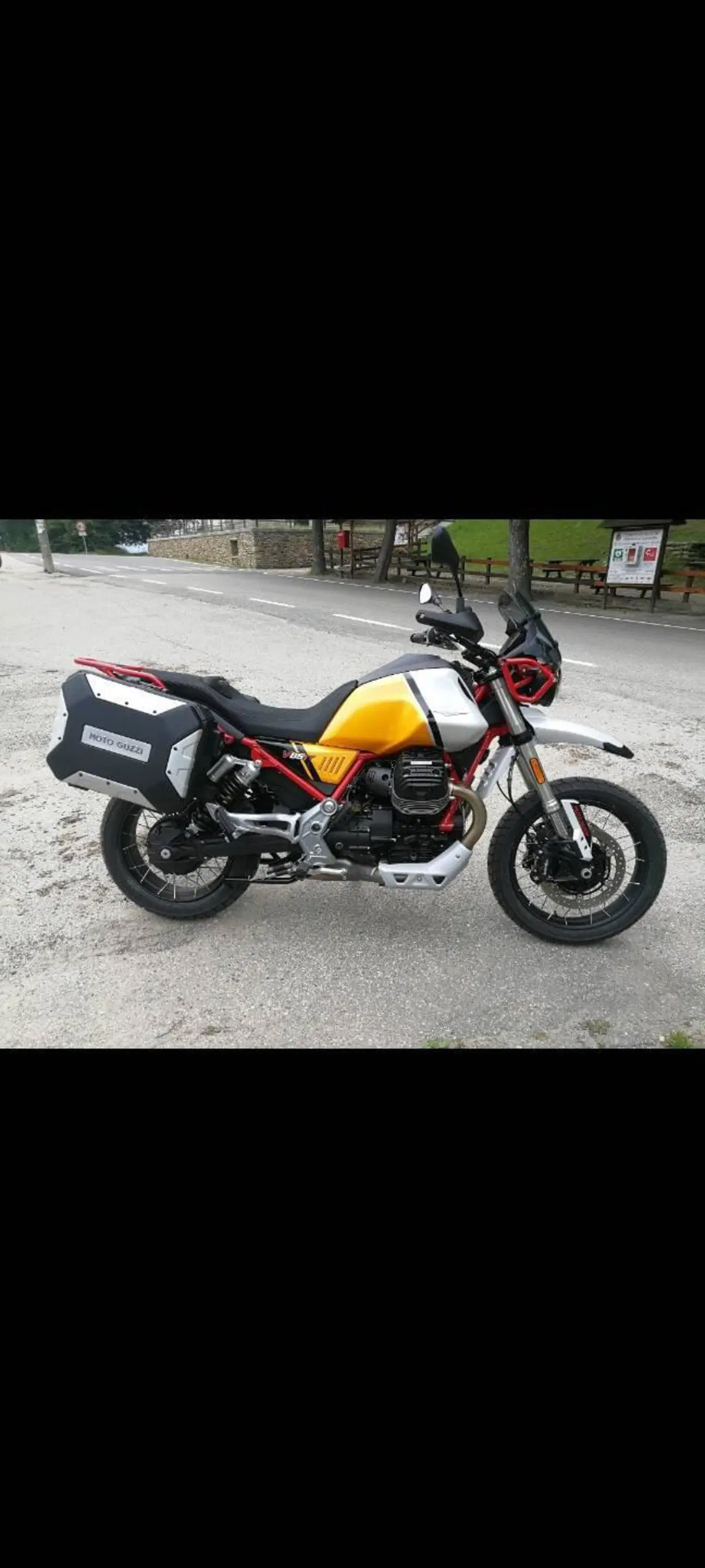 Moto Guzzi V85 TT Evocative Graphics (2021 - 23) (2)