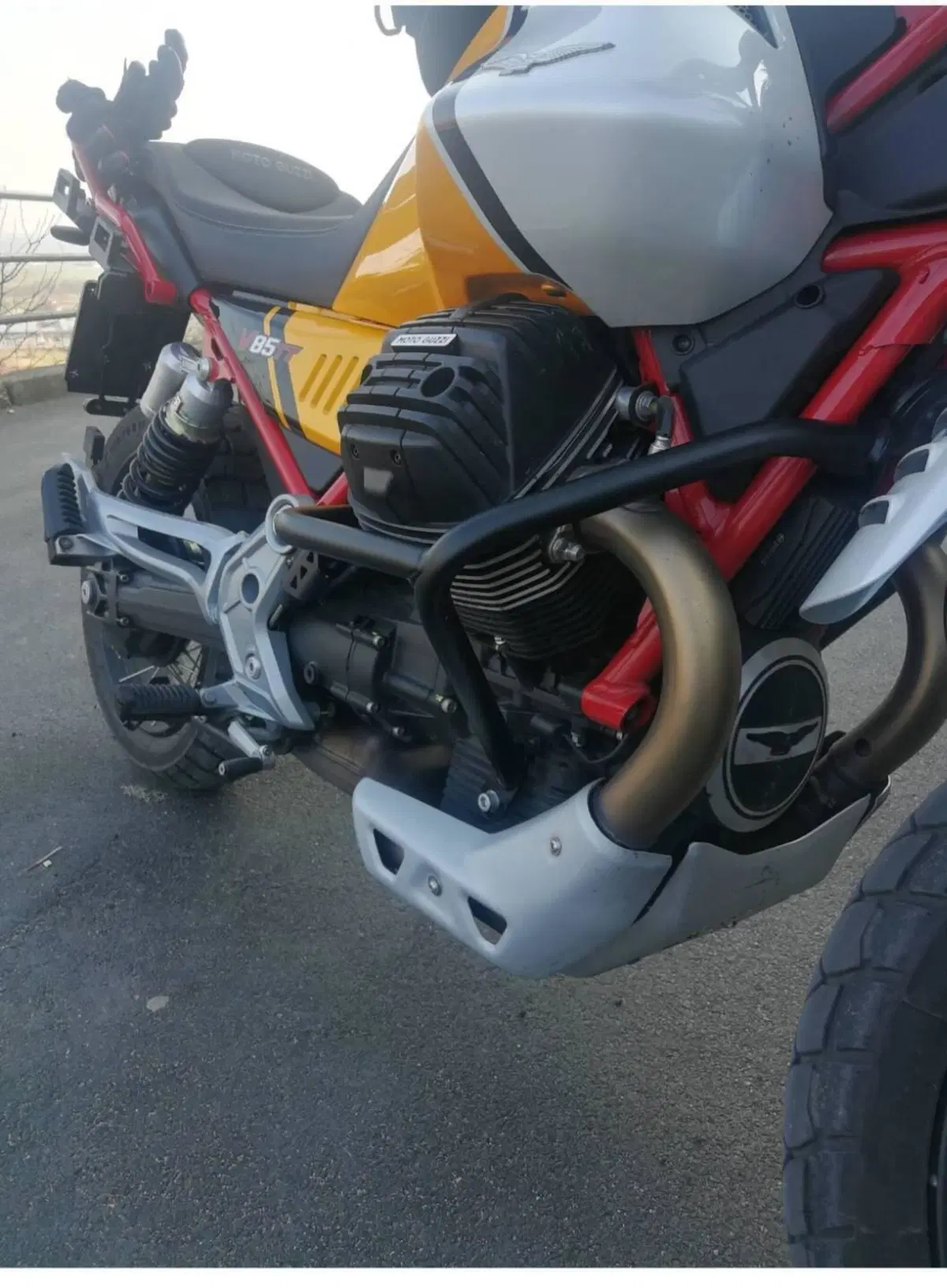 Moto Guzzi V85 TT Evocative Graphics (2021 - 23) (3)