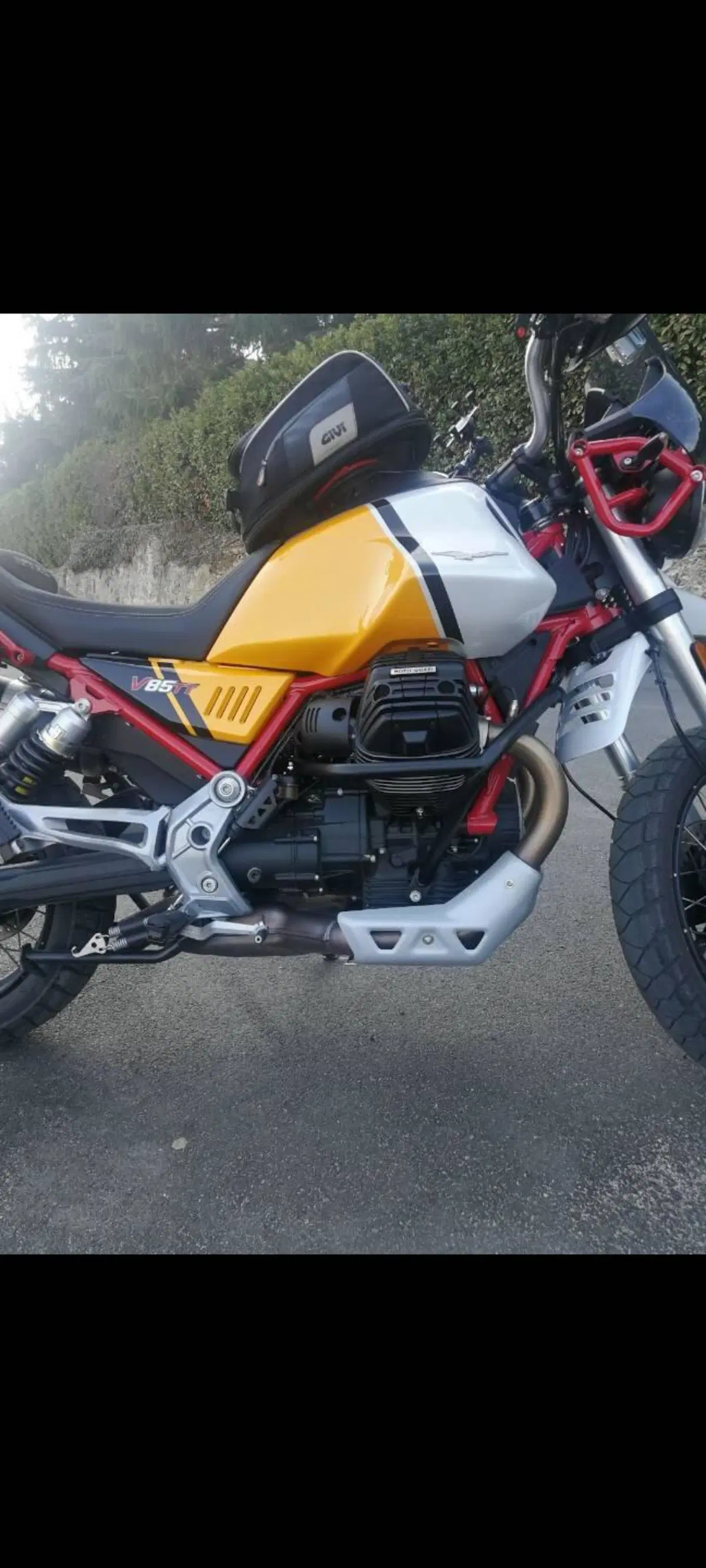 Moto Guzzi V85 TT Evocative Graphics (2021 - 23) (4)