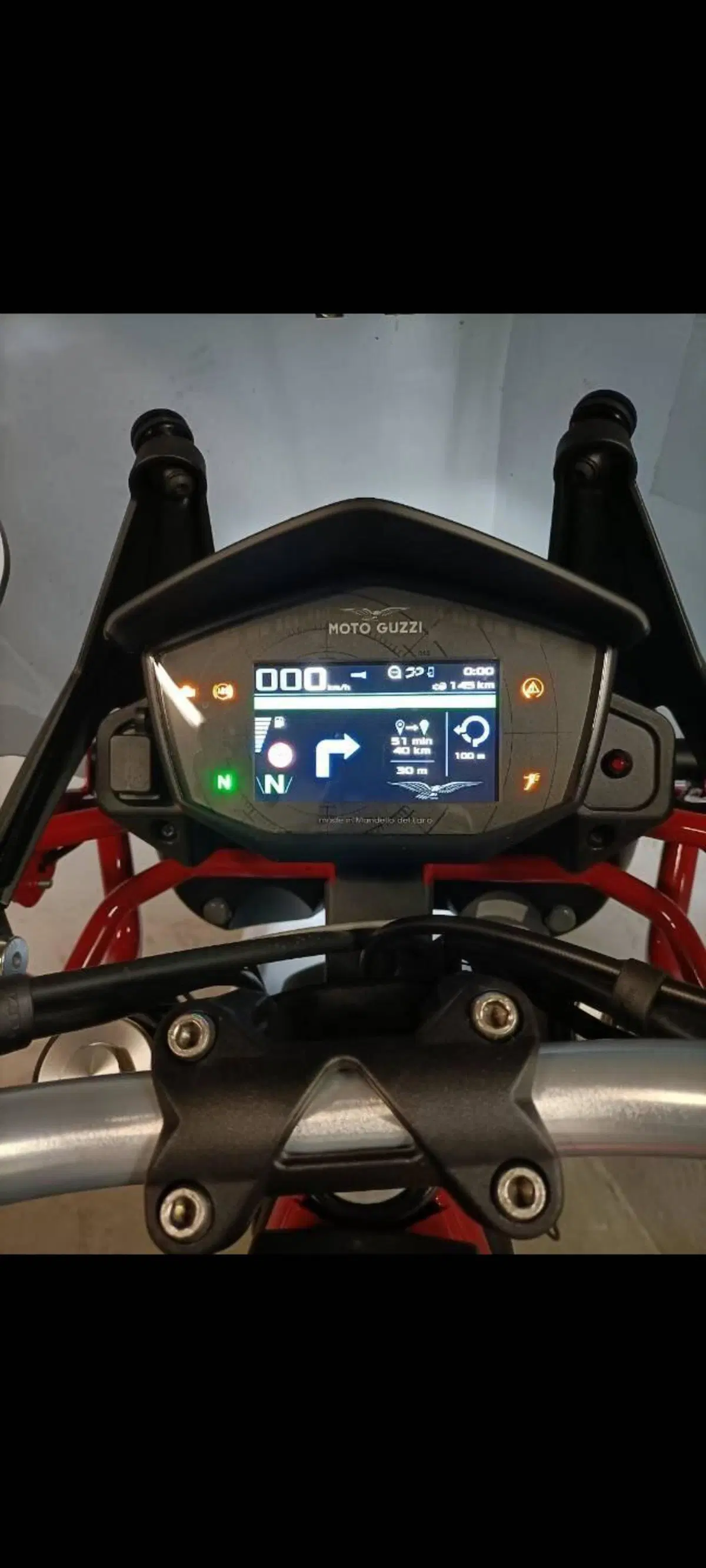 Moto Guzzi V85 TT Evocative Graphics (2021 - 23) (7)