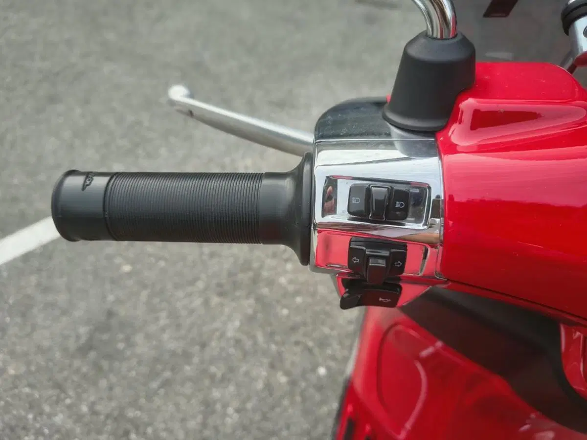 Vespa Primavera 125 RED (2021 - 24) (5)