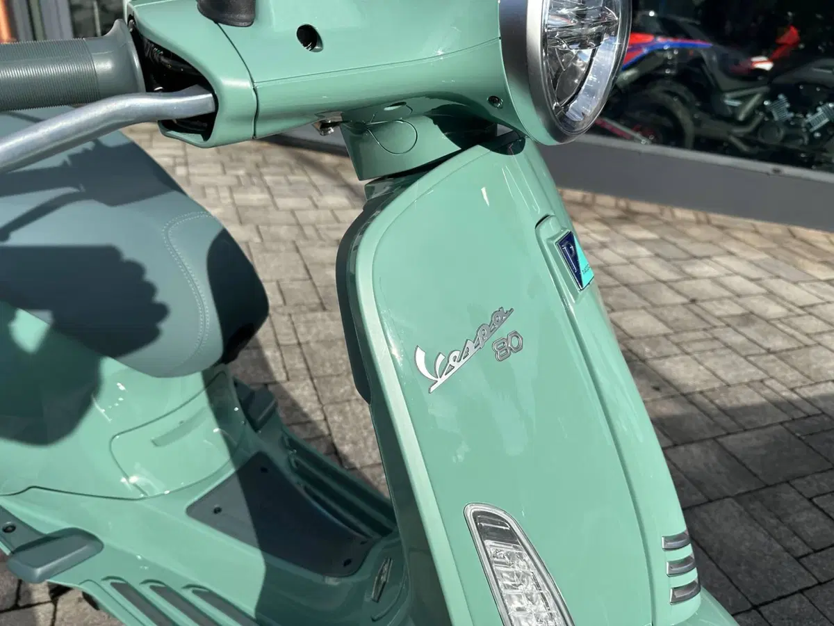 Vespa Primavera 125 80th (2026) (2)