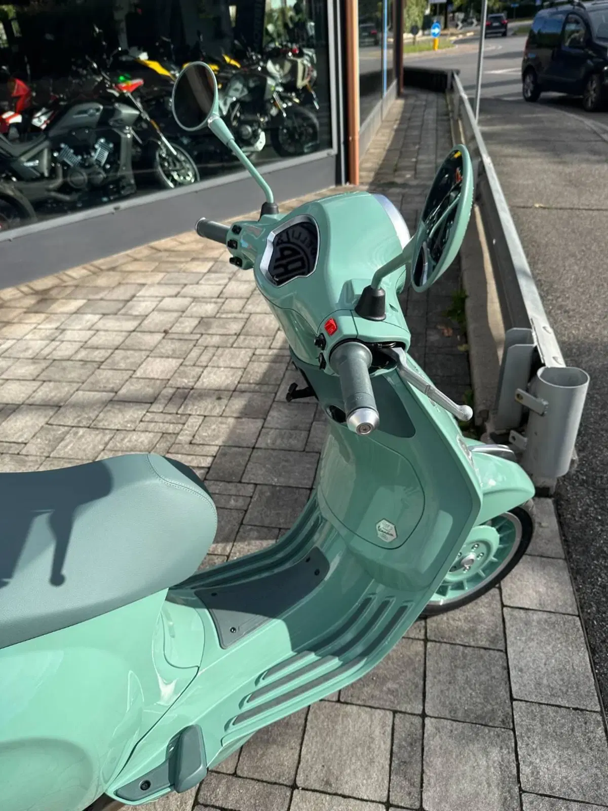 Vespa Primavera 125 80th (2026) (4)