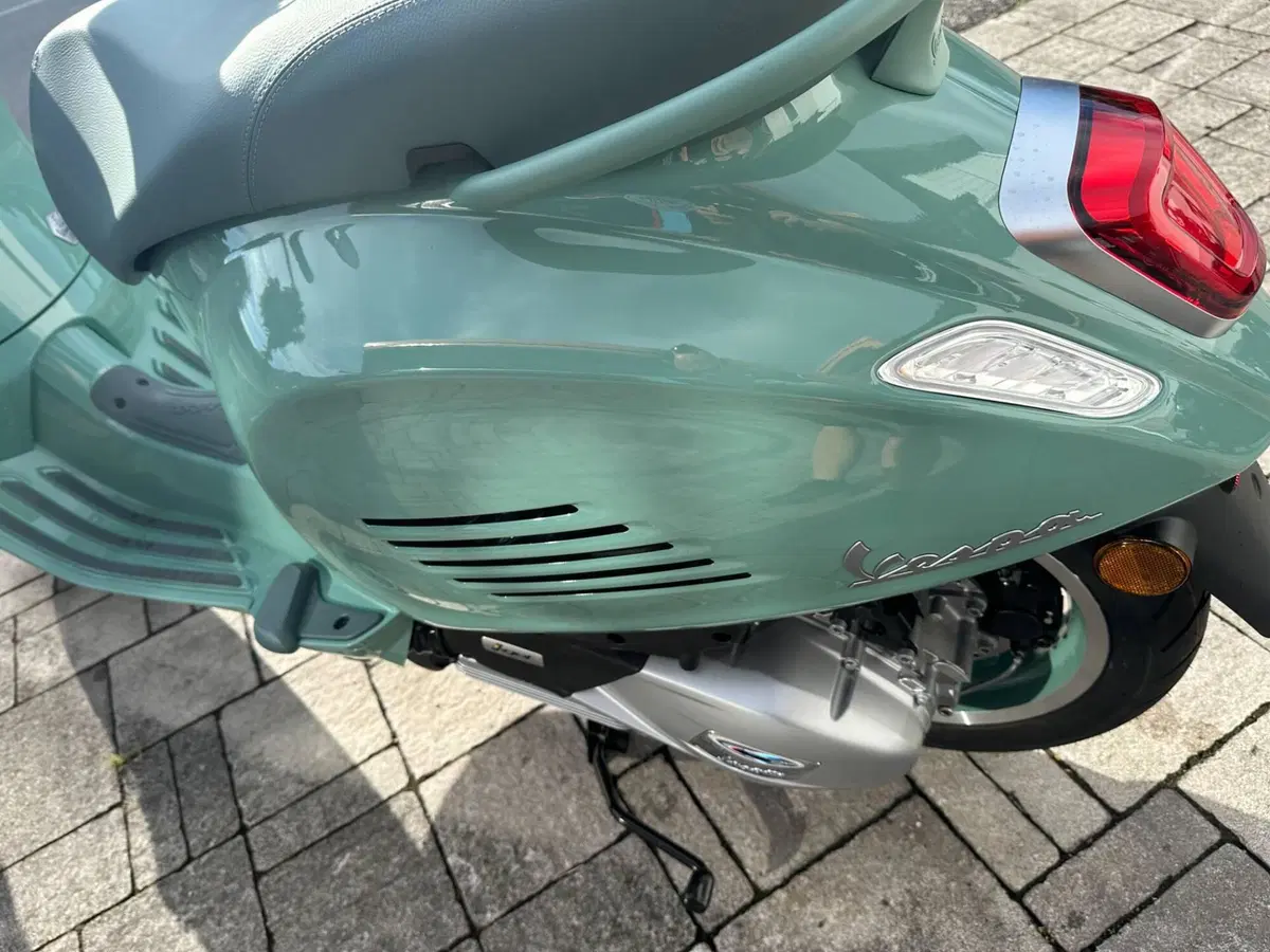 Vespa Primavera 125 80th (2026) (6)