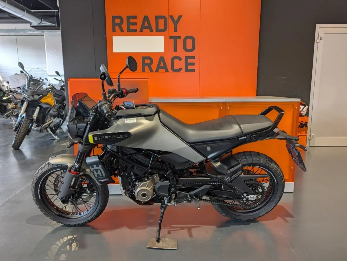 Husqvarna Svartpilen 125 (2024 - 26) (2)