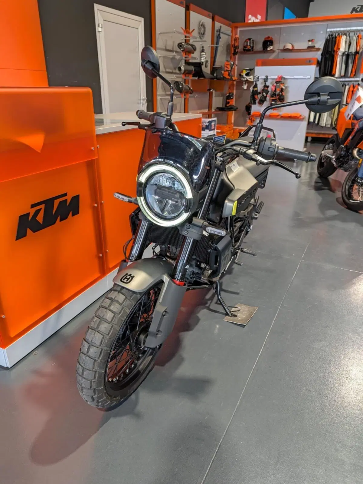 Husqvarna Svartpilen 125 (2024 - 26) (3)