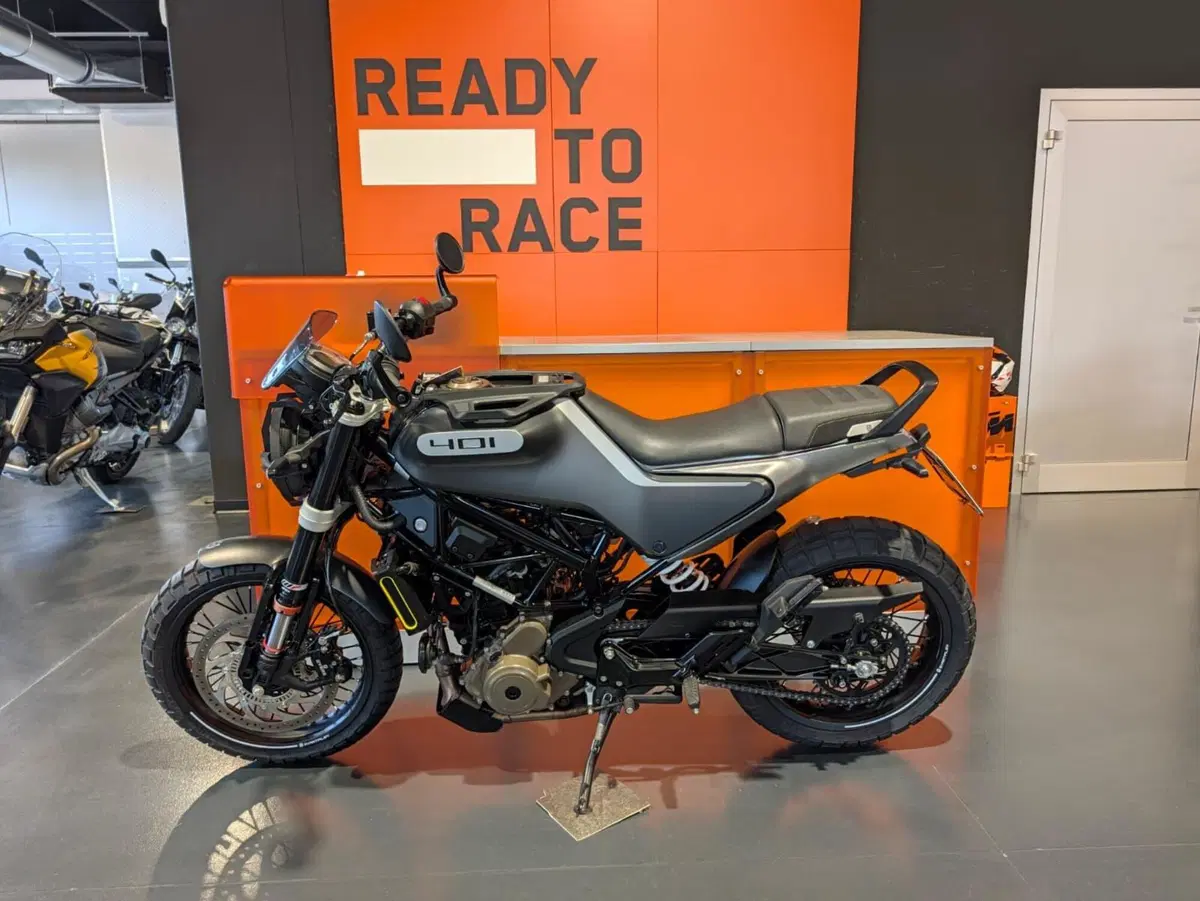 Husqvarna Svartpilen 401 (2021 - 23) (2)