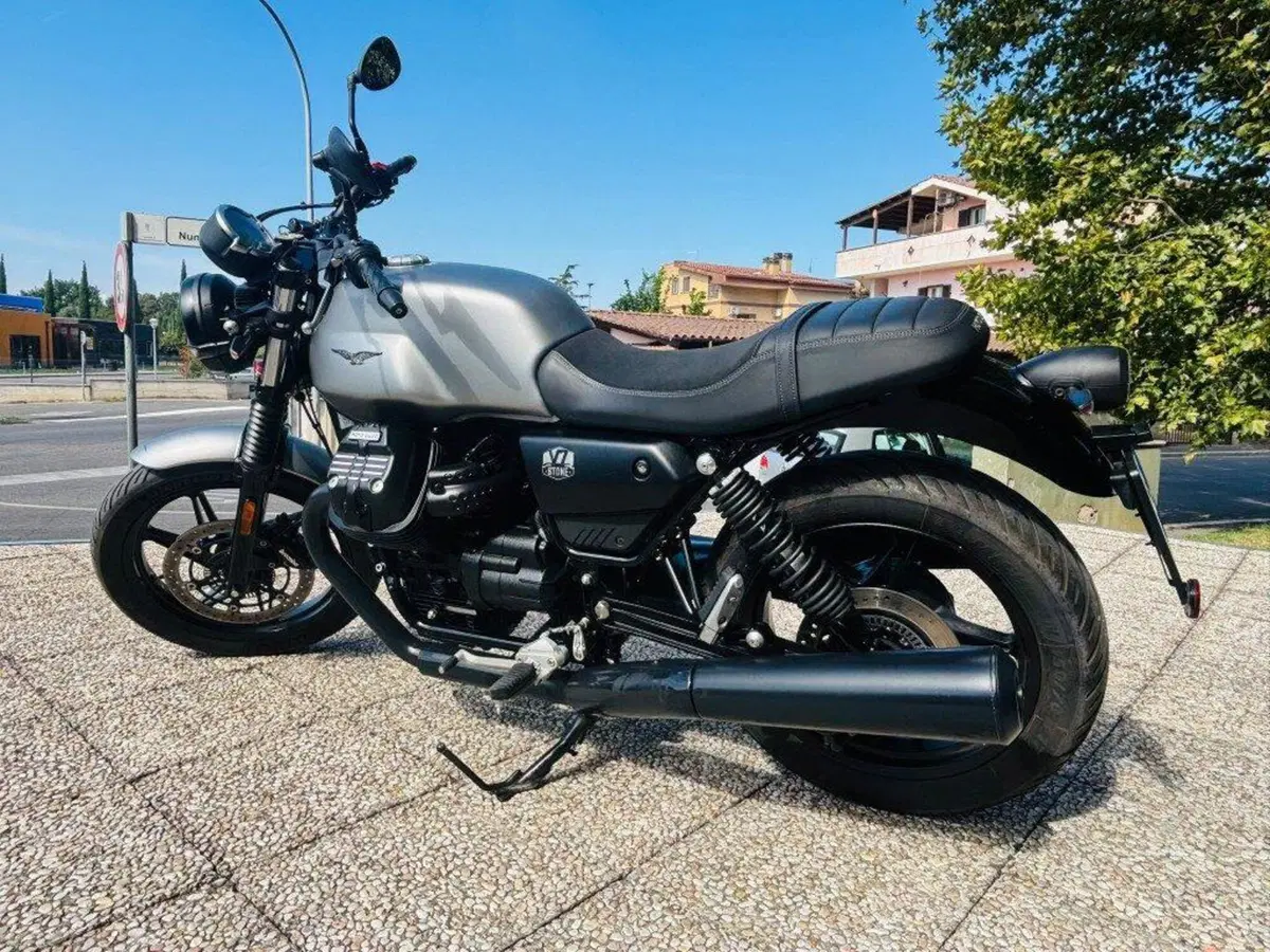 Moto Guzzi V7 Stone (2021 - 24) (10)