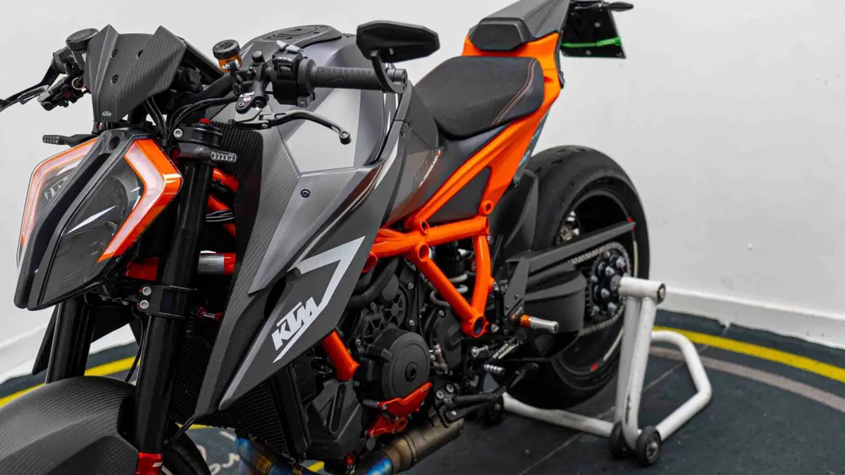 KTM 1290 Super Duke RR (2023) (12)