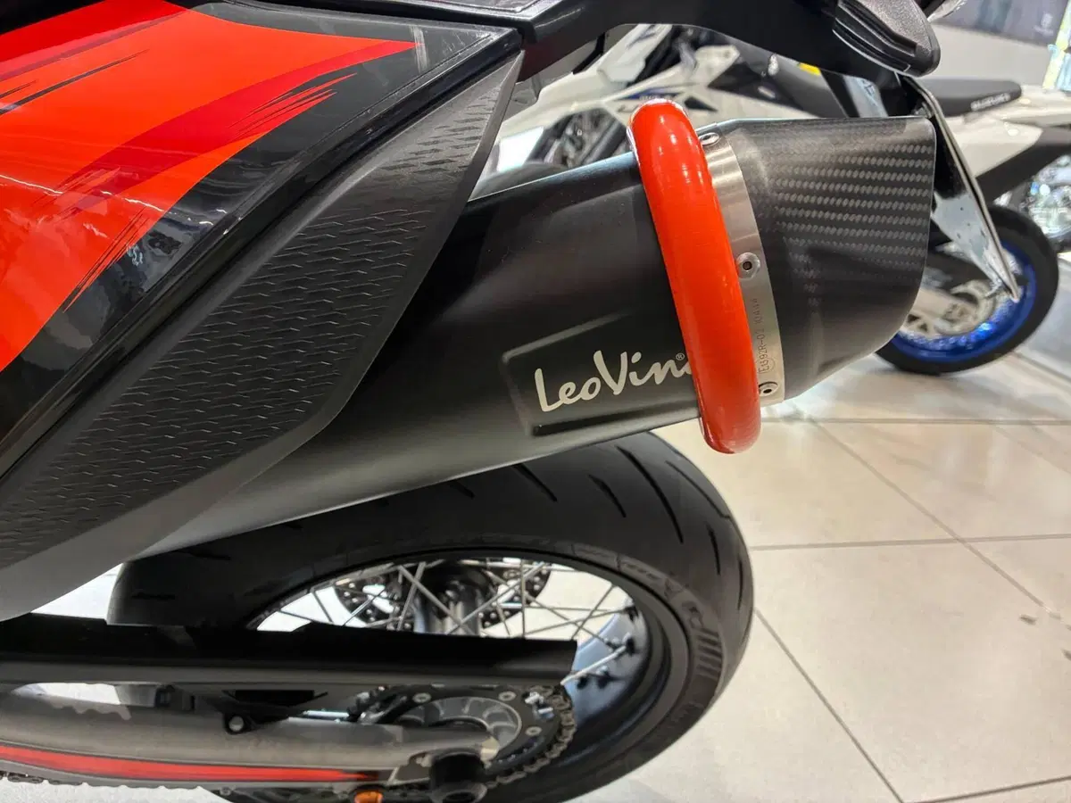 KTM 690 SMC R (2023 - 25) (6)