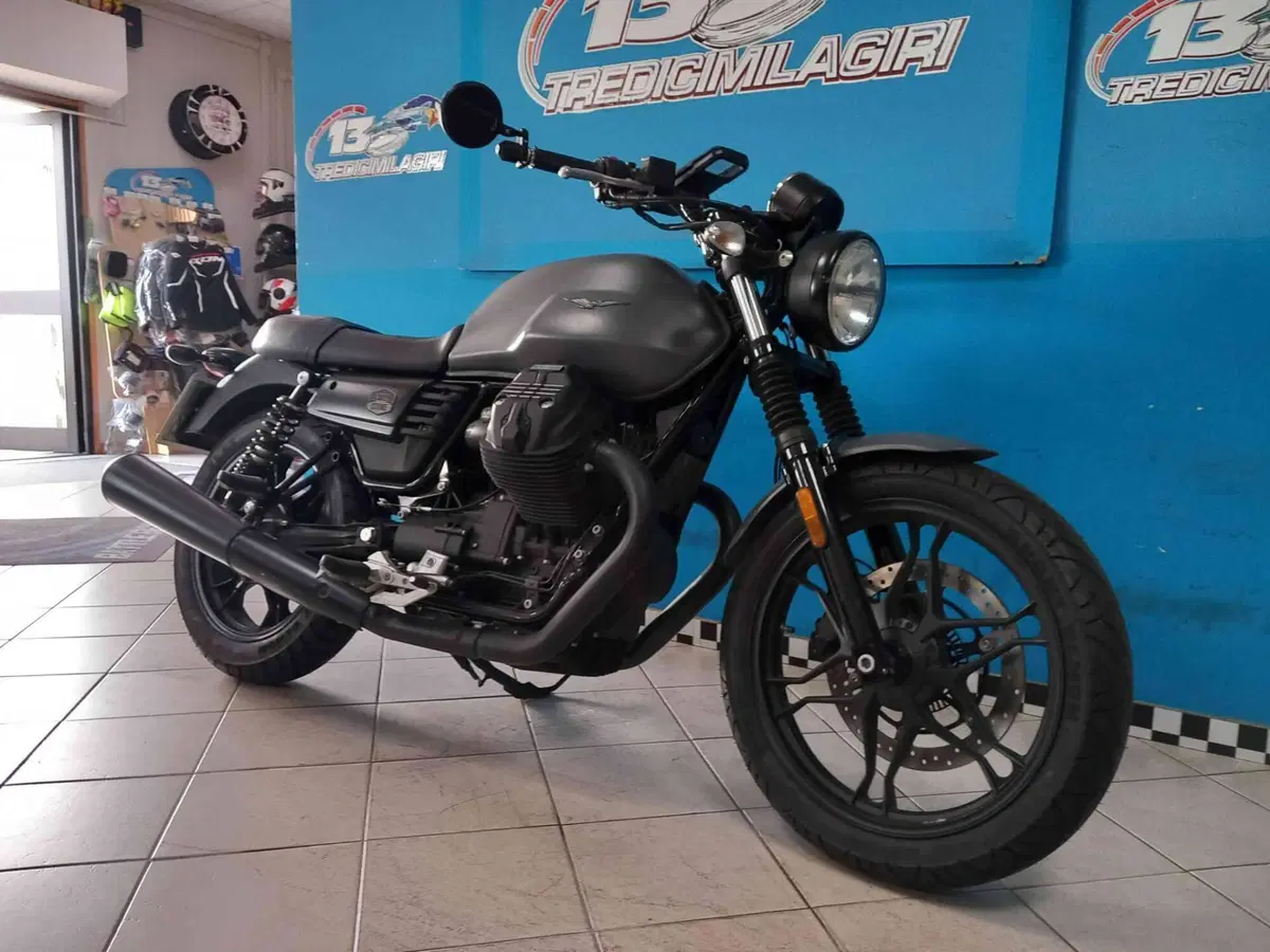 Moto Guzzi V7 III Stone (2017 - 20) (2)