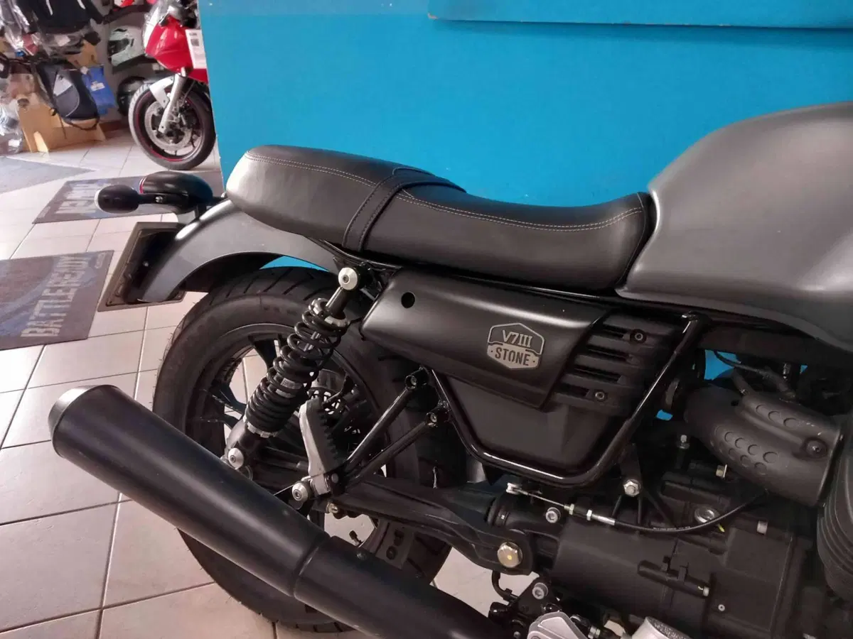 Moto Guzzi V7 III Stone (2017 - 20) (15)