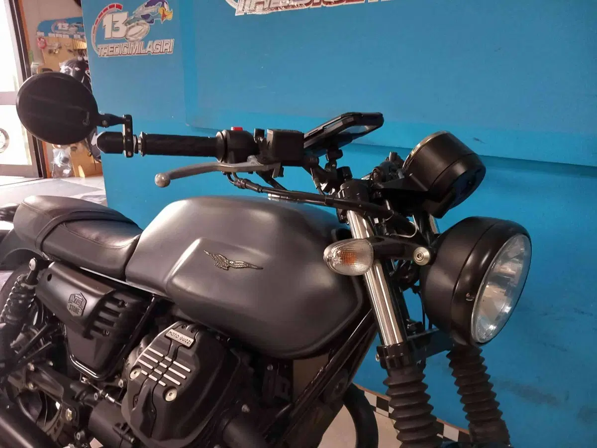 Moto Guzzi V7 III Stone (2017 - 20) (18)
