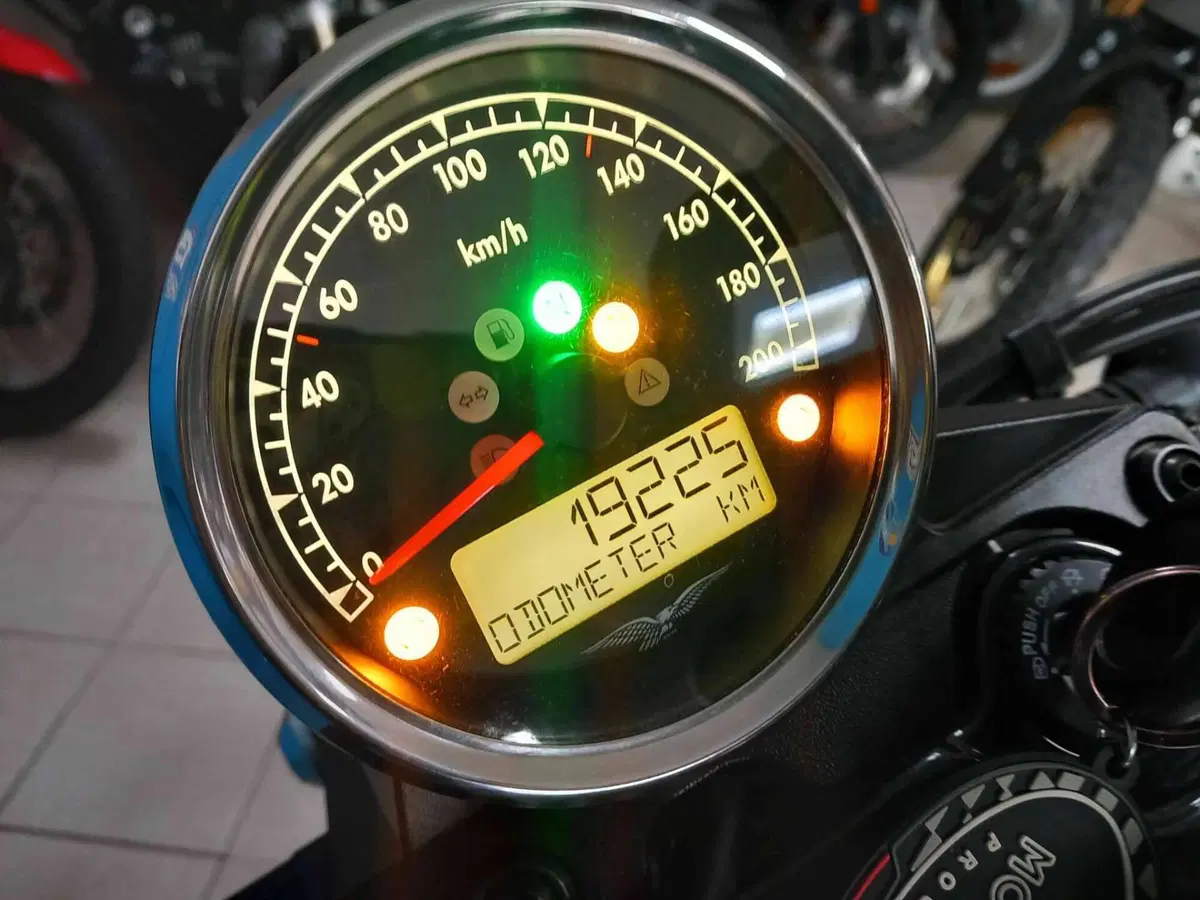 Moto Guzzi V7 III Stone (2017 - 20) (20)