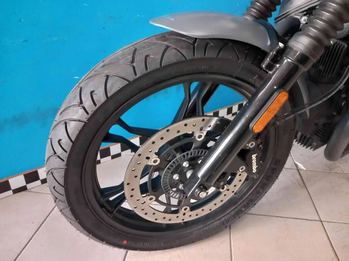 Moto Guzzi V7 III Stone (2017 - 20) (7)