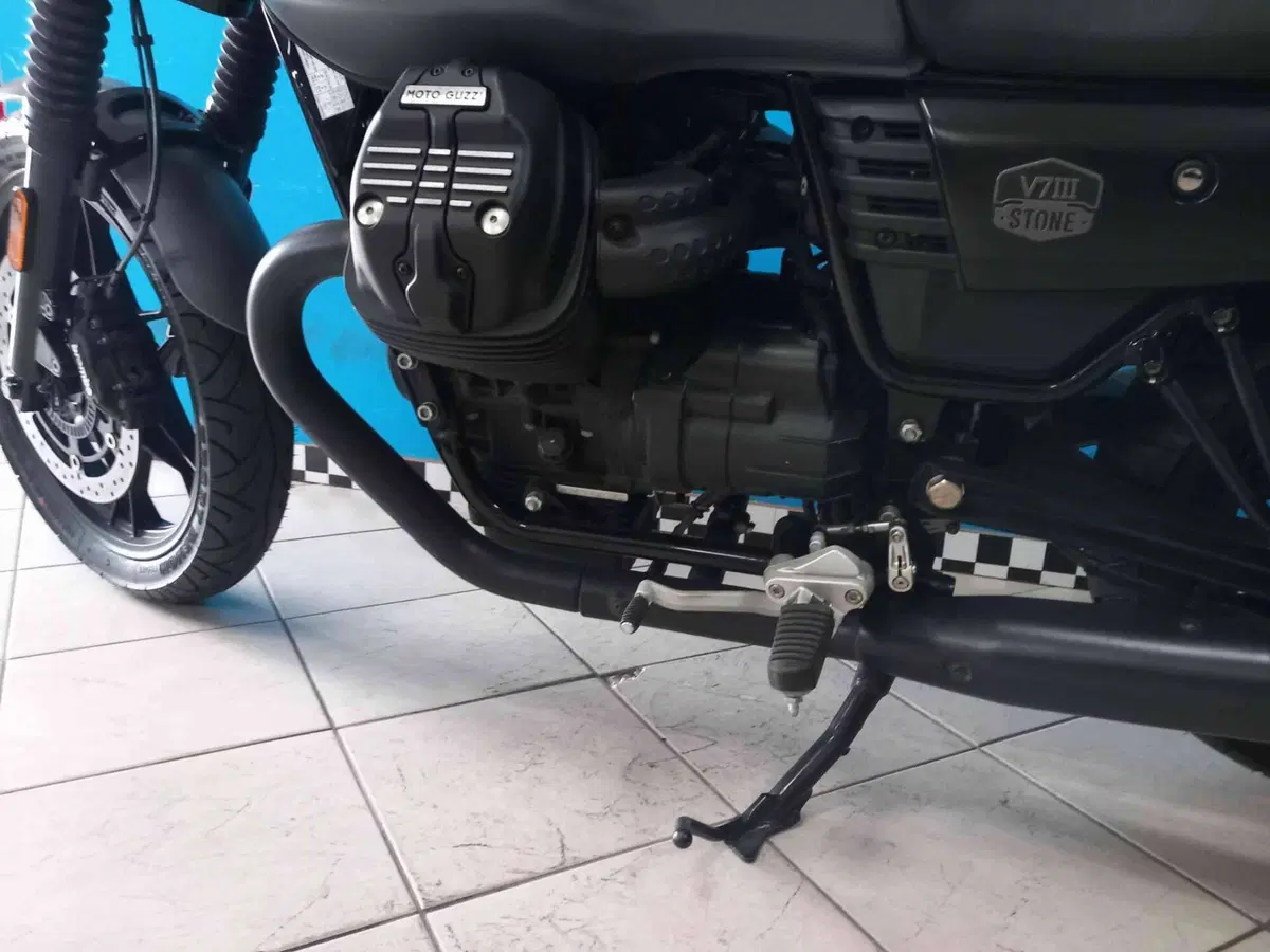Moto Guzzi V7 III Stone (2017 - 20) (10)