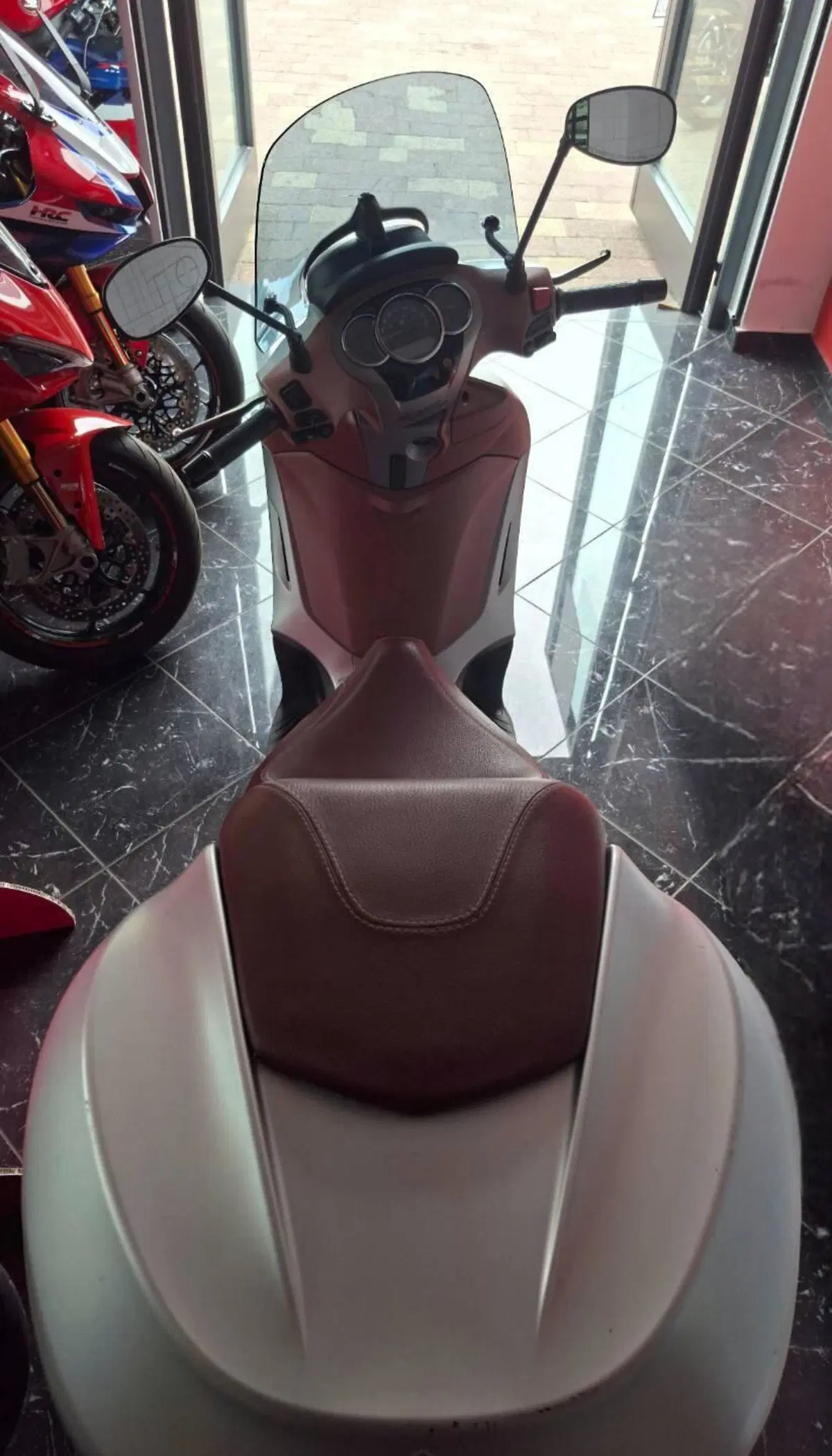 Piaggio Beverly 350 SportTouring ie ABS (2011 - 17) (12)