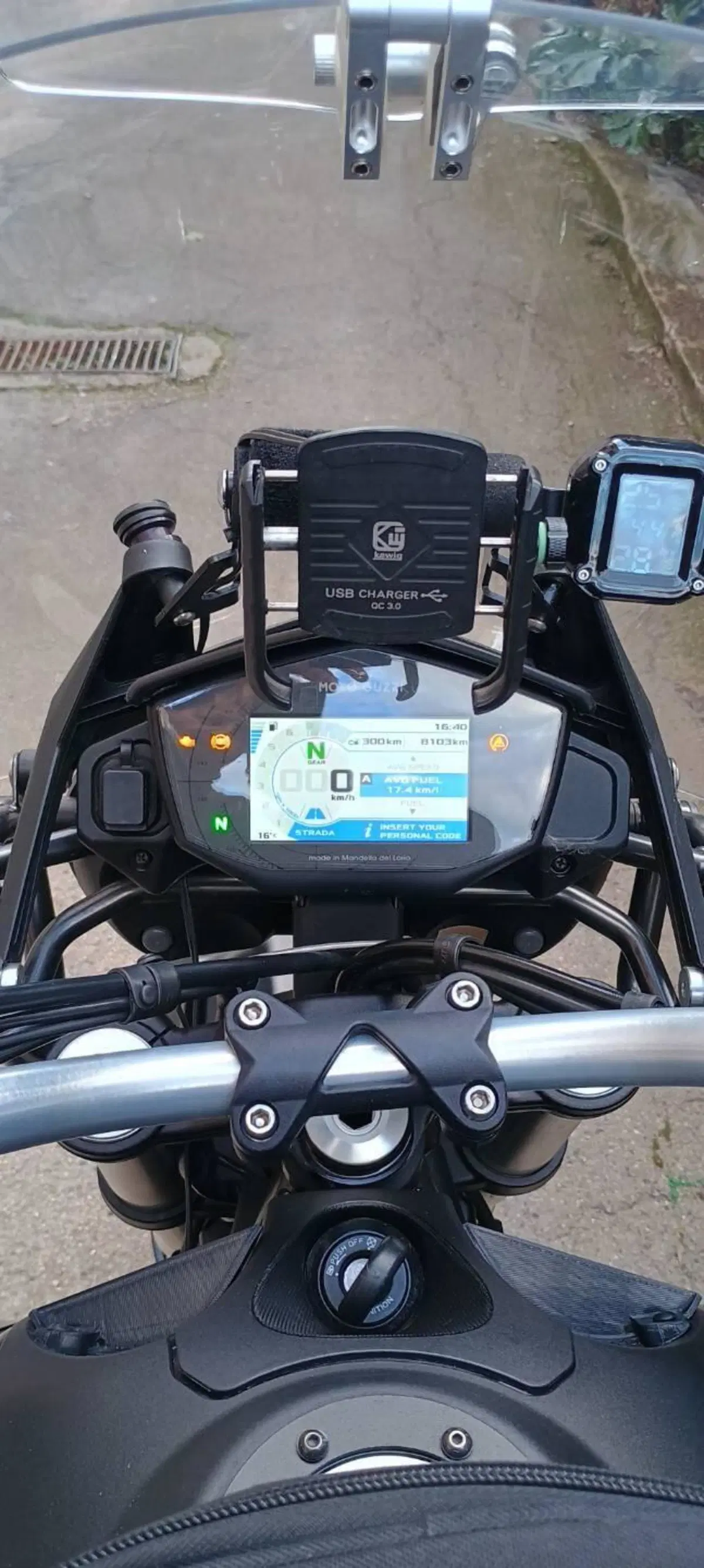 Moto Guzzi V85 TT (2021 - 23) (2)