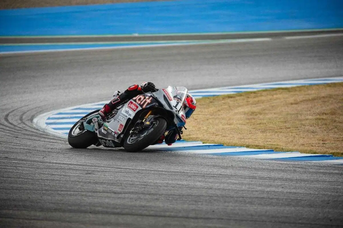 A Jerez Nicolò Bulega vince anche Gara2 e lascia la SBK con una tripletta e un record di vittorie [GALLERY] (2)