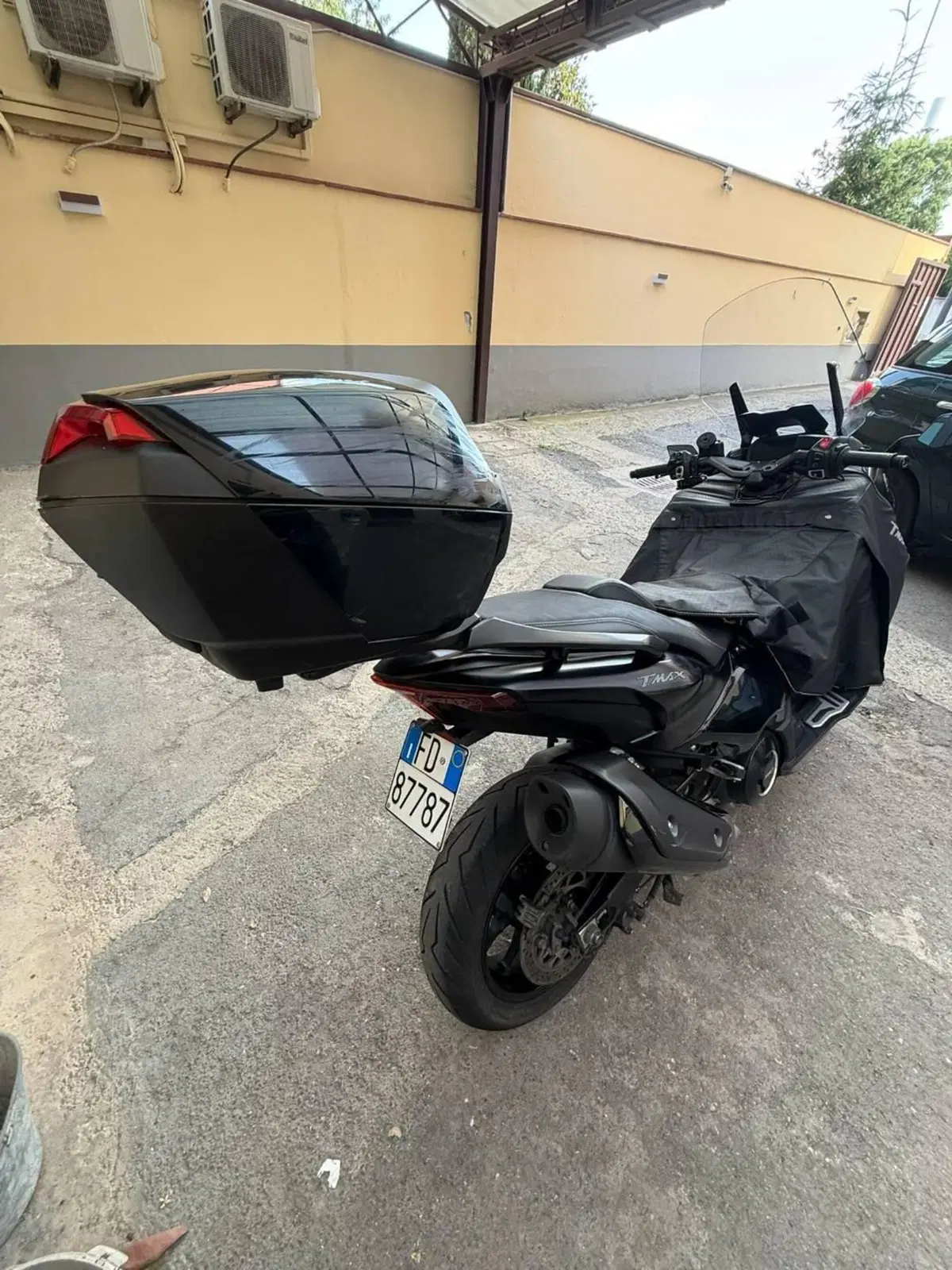 Yamaha T-Max 560 Tech Max (2022 - 24) (2)