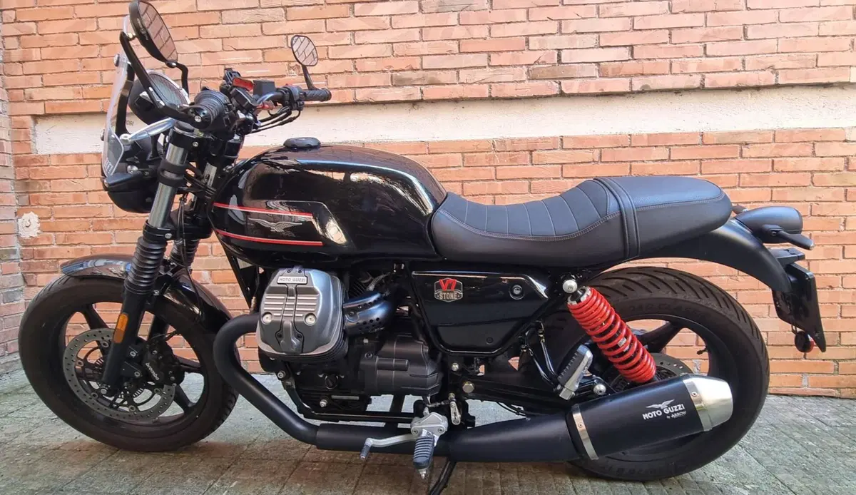 Moto Guzzi V7 Stone Special Edition (2022 - 25) (2)