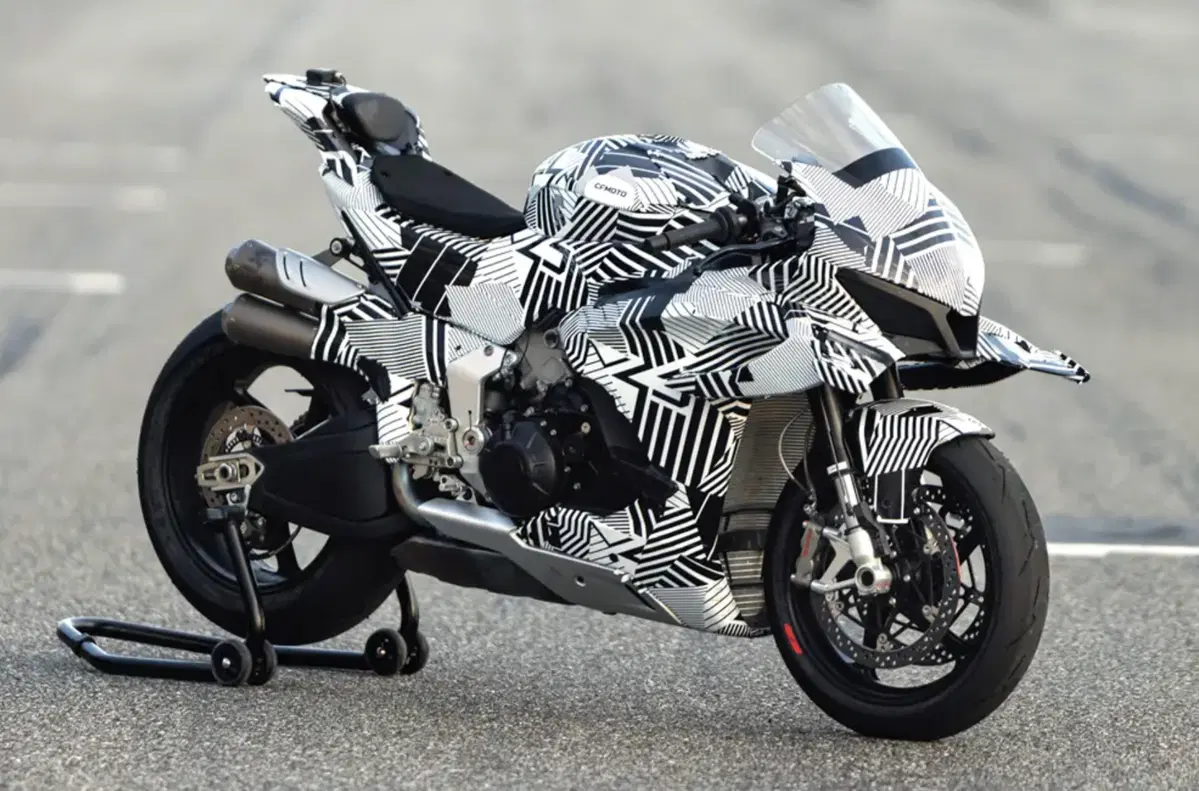CFMoto sfida Ducati e Kawasaki: dai brevetti del motore V4 spunta l'ipotesi turbo (81 caratteri) (3)