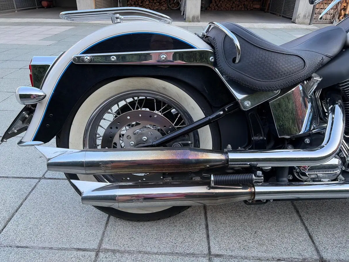 Harley-Davidson 1690 Deluxe ABS (2011 - 16) - FLSTN (18)