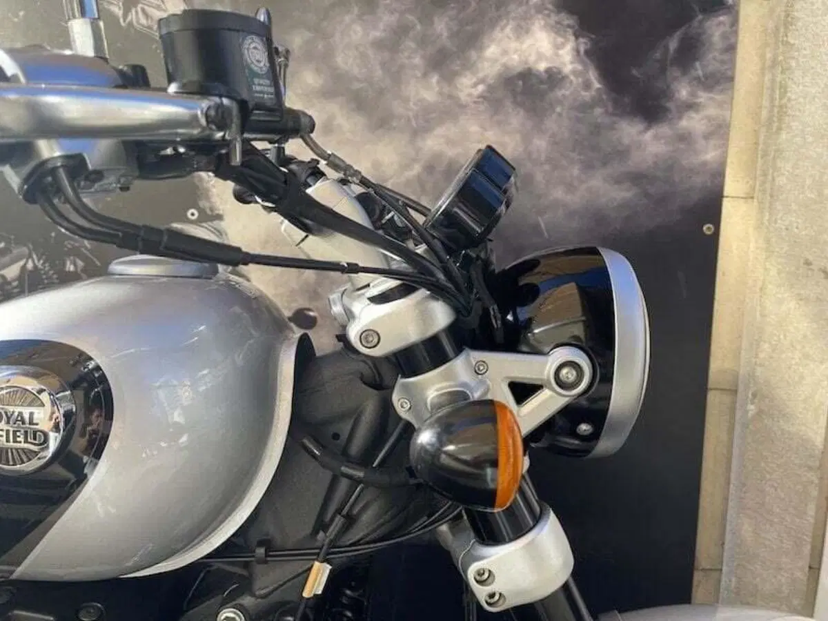 Royal Enfield Super Meteor 650 (2023 - 26) (9)