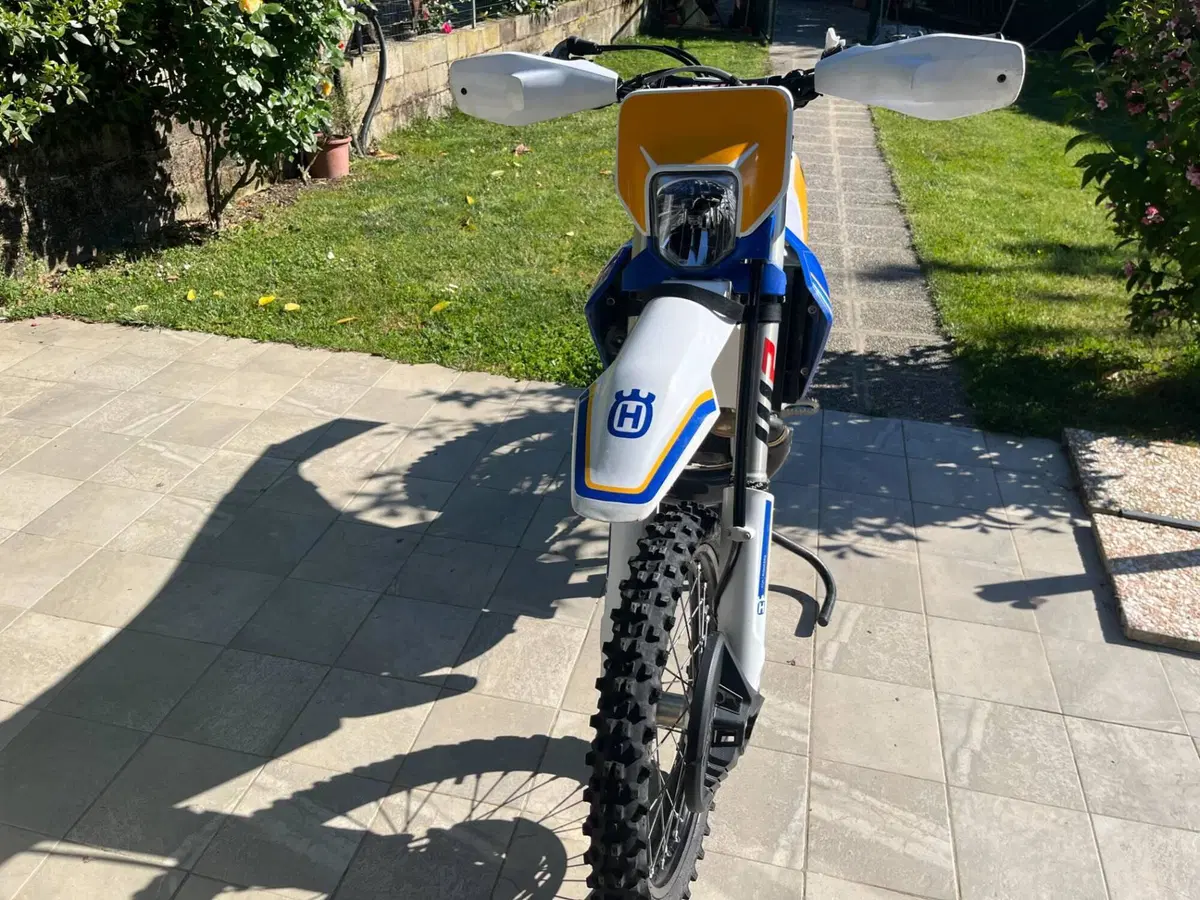 Husqvarna TE 300 Heritage (2025) (7)