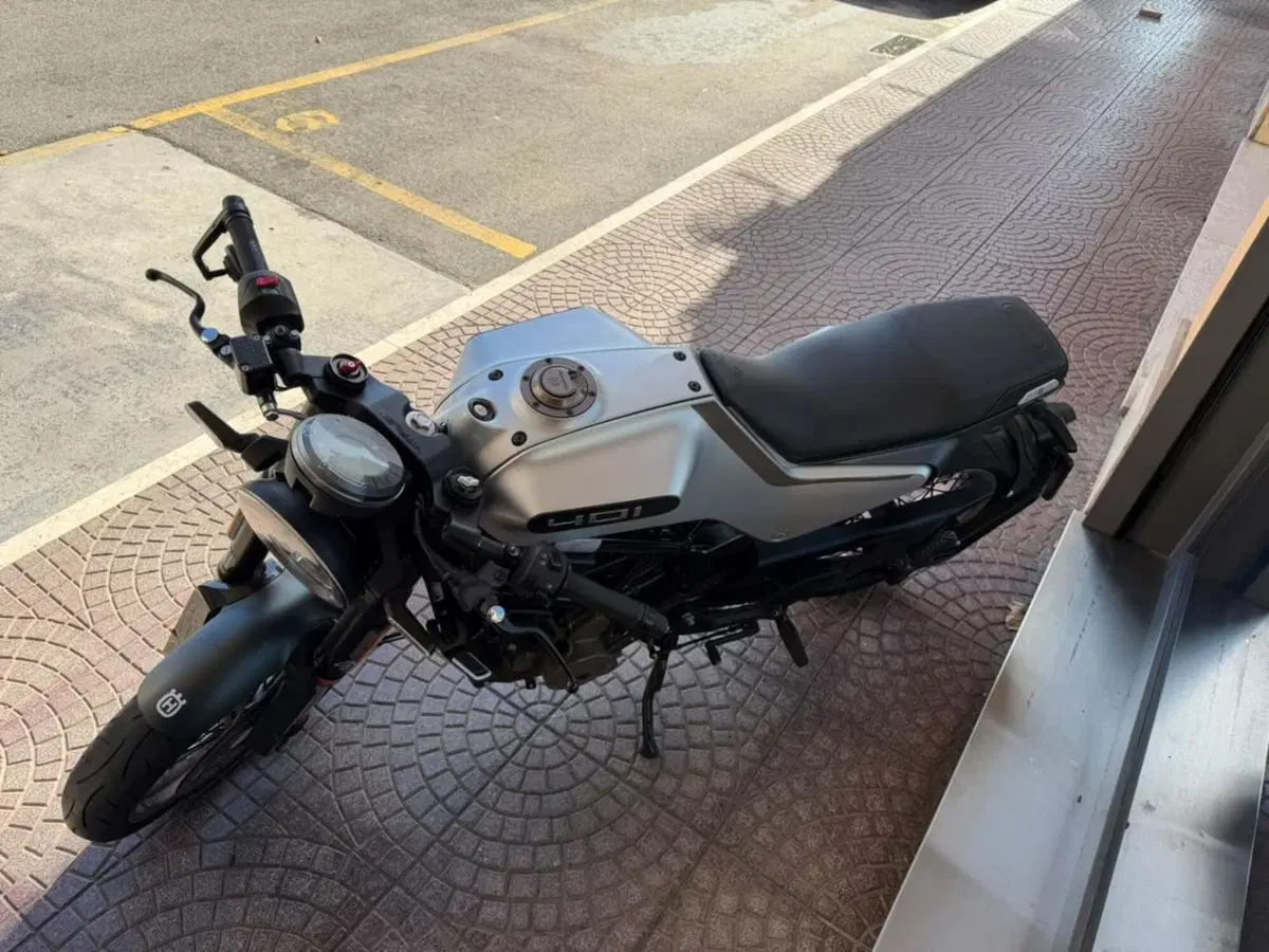 Husqvarna Svartpilen 401 (2021 - 23) (4)