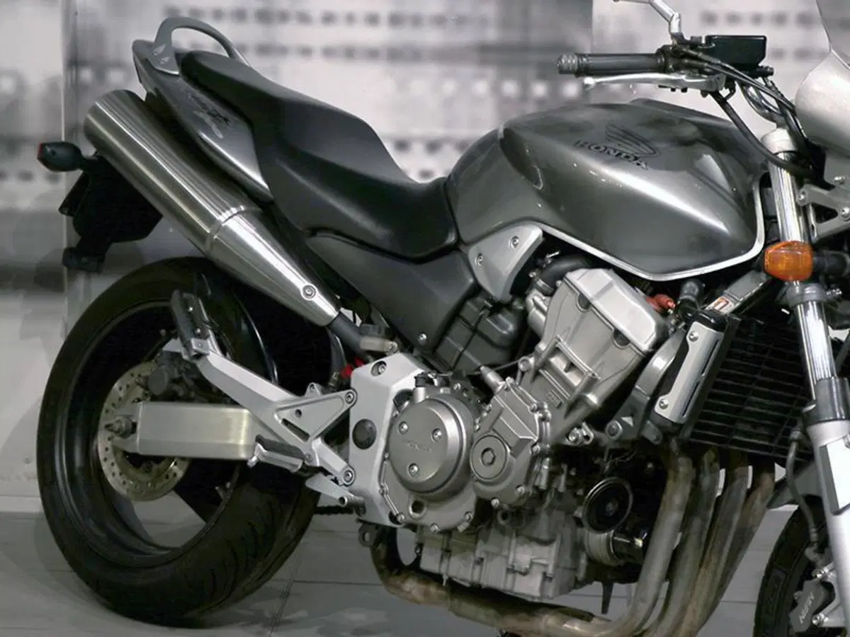 Honda Hornet 900 (3)