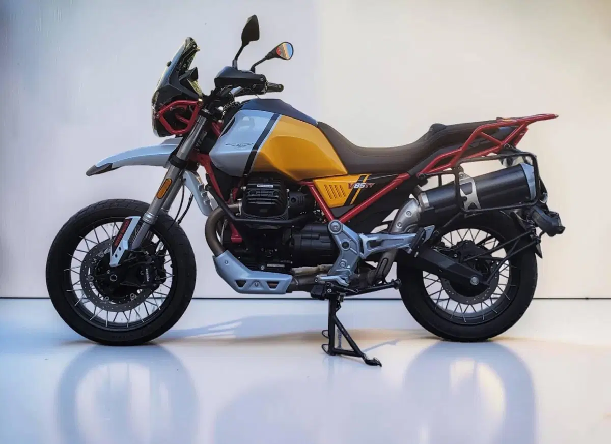 Moto Guzzi V85 TT Evocative Graphics (2021 - 23) (2)