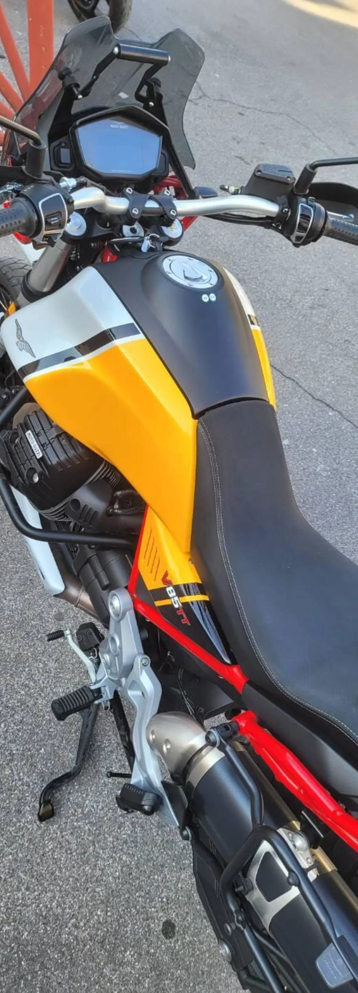 Moto Guzzi V85 TT Evocative Graphics (2021 - 23) (3)