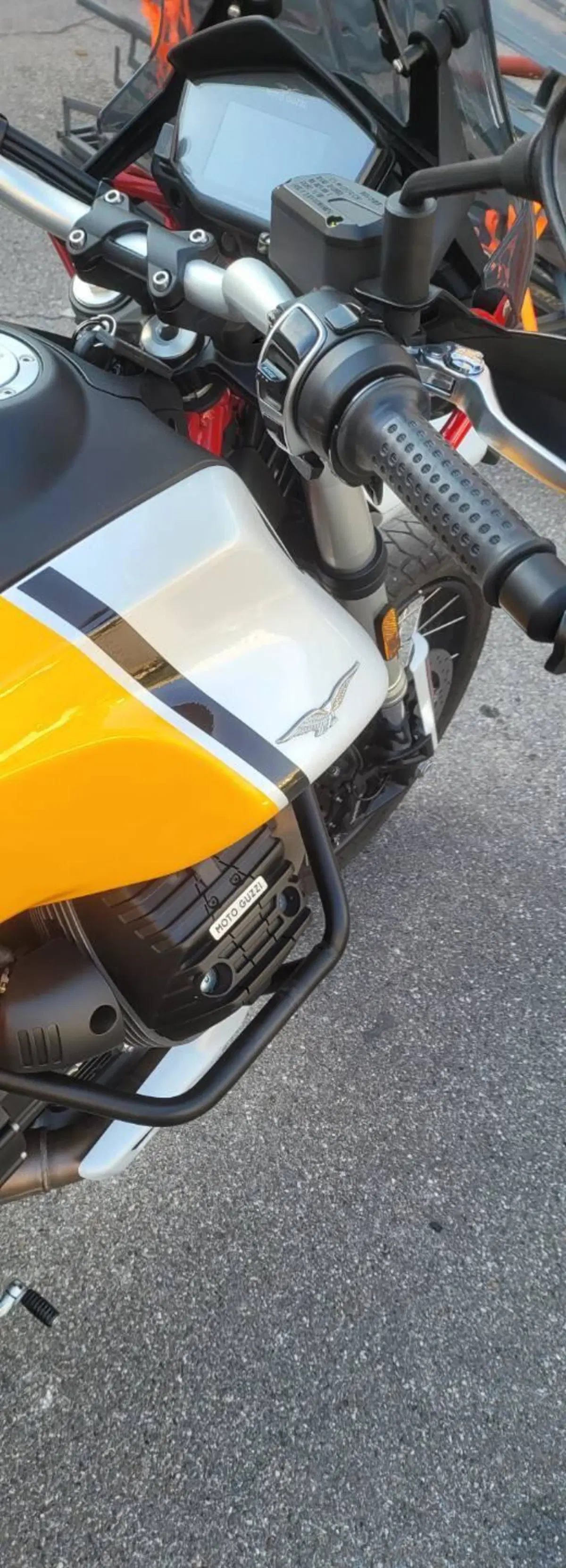 Moto Guzzi V85 TT Evocative Graphics (2021 - 23) (5)