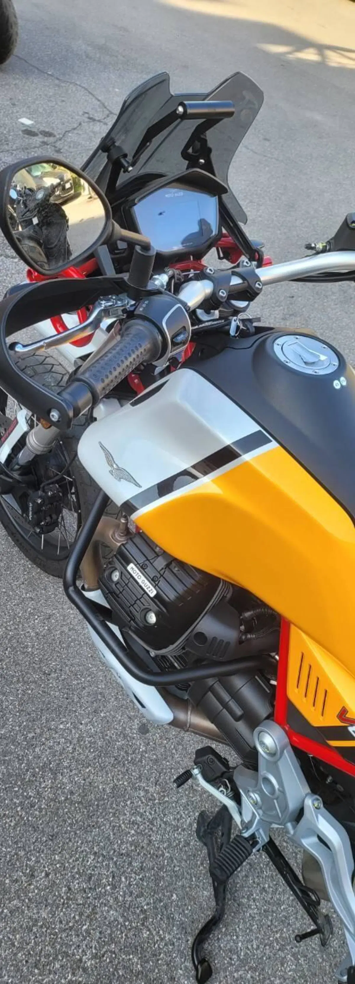 Moto Guzzi V85 TT Evocative Graphics (2021 - 23) (7)