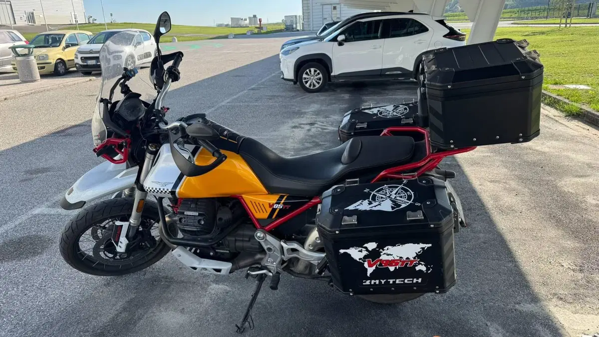 Moto Guzzi V85 TT Evocative Graphics (2021 - 23) (2)