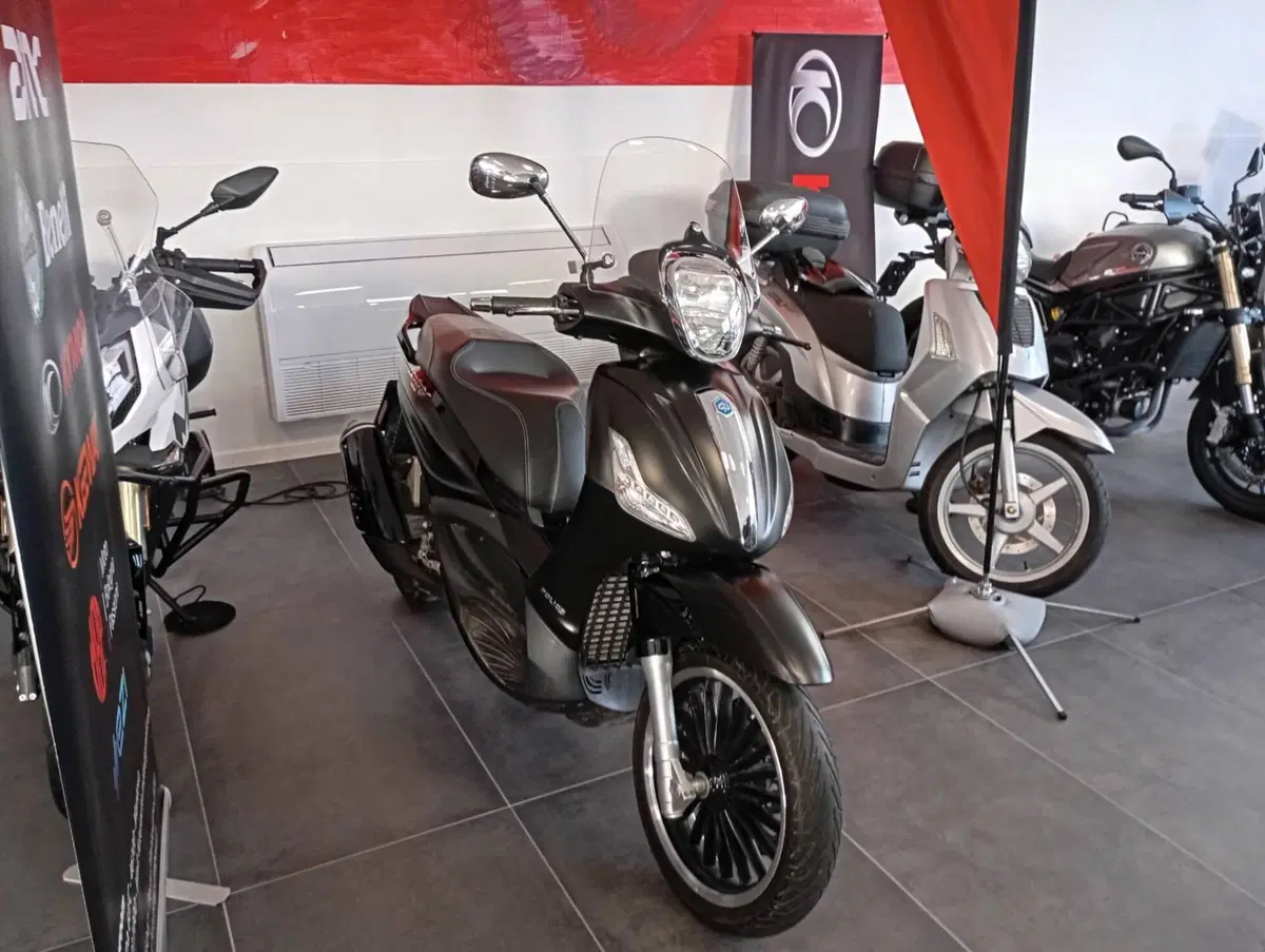 Piaggio Beverly 300 i.e. Police ABS-ASR (2017 - 20) (2)