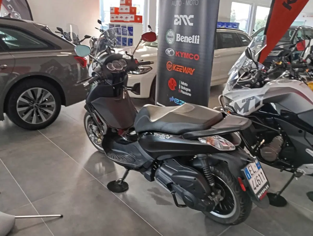 Piaggio Beverly 300 i.e. Police ABS-ASR (2017 - 20) (3)