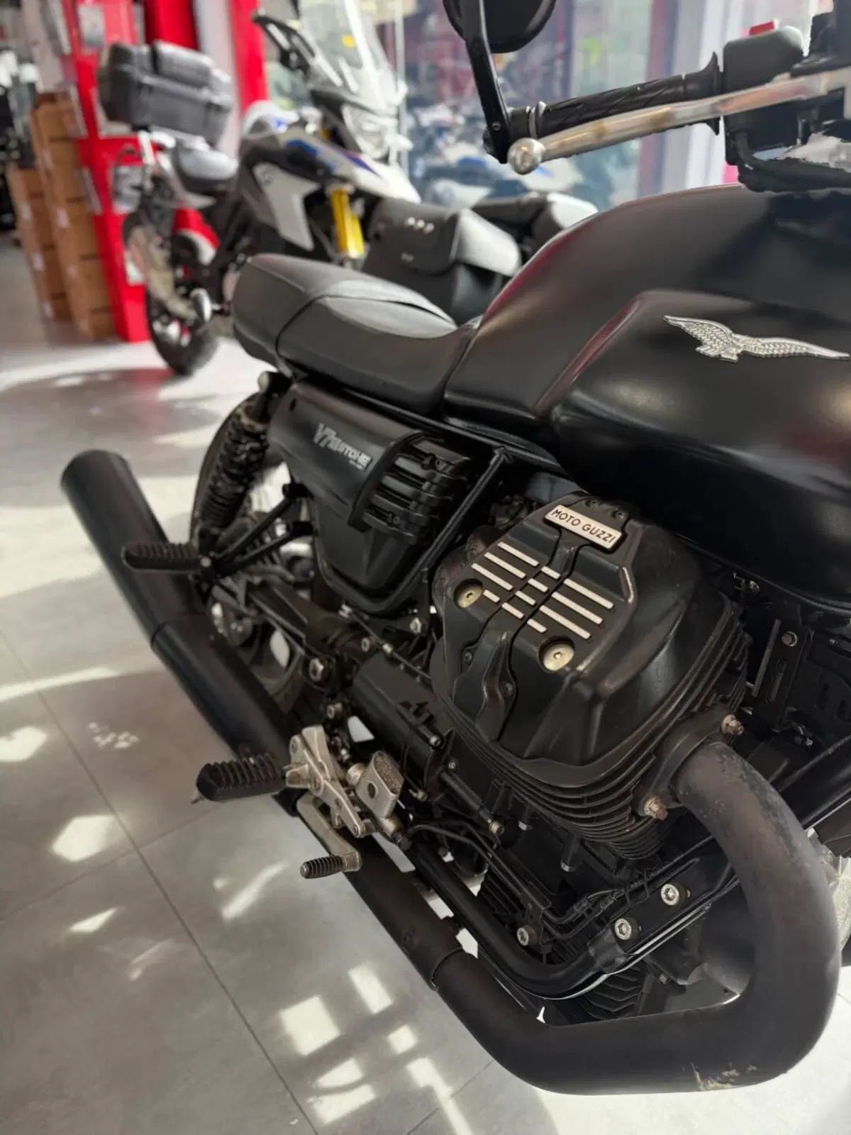 Moto Guzzi V7 III Stone (2017 - 20) (4)