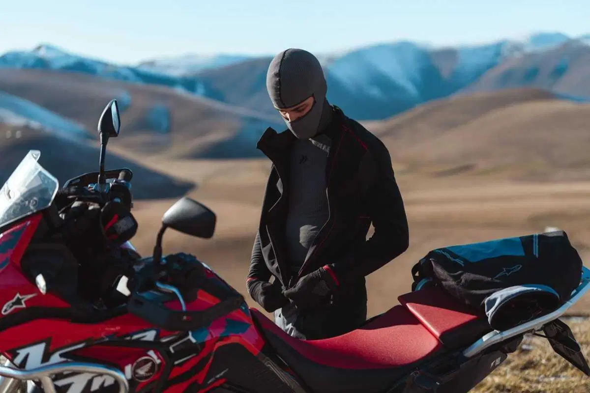 SIXS WTJ V3, la giacca second layer per sfidare il freddo in moto, sugli sci e sui passi alpini