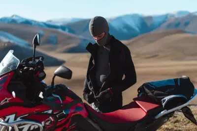 SIXS WTJ V3, la giacca second layer per sfidare il freddo in moto, sugli sci e sui passi alpini