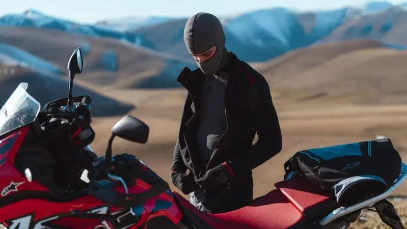 SIXS WTJ V3, la giacca second layer per sfidare il freddo in moto, sugli sci e sui passi alpini