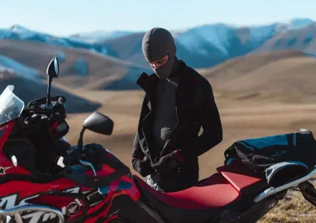 SIXS WTJ V3, la giacca second layer per sfidare il freddo in moto, sugli sci e sui passi alpini