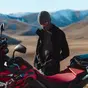 SIXS WTJ V3, la giacca second layer per sfidare il freddo in moto, sugli sci e sui passi alpini