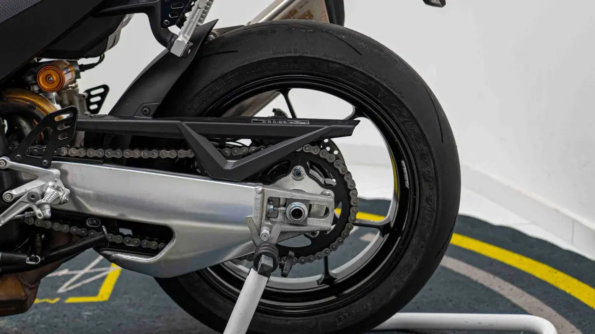 Aprilia Tuono V4 Factory (2025 - 26) (3)