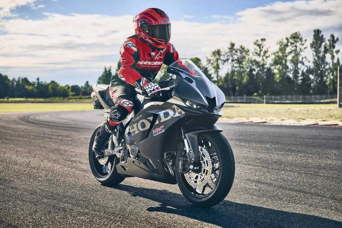 Honda CBR600RR 2027, ora frena come la Fireblade e le alette spariscono (19)